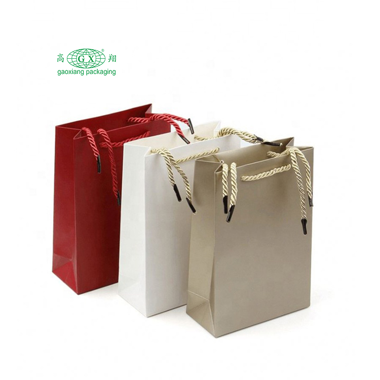 โลโก้ที่กำหนดเองจากโรงงาน bolsas de papel ถุงบรรจุภัณฑ์ของขวัญสุดหรูถุงช้อปปิ้งกระดาษที่ใช้ซ้ำได้